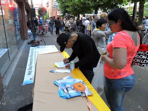 人們紛紛簽名支持法輪功學員信仰自由的權利