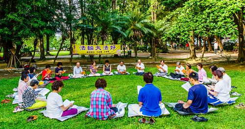 在台南東寧公園大草地上，每日清晨約二、三十位法輪功學員煉功完會繼續學法至八點三十分，十幾年來從未間斷。