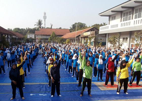 印尼中學八百名師生學煉法輪功