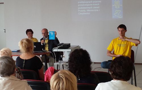 圖1-2：波蘭法輪功學員在健康博覽會上做法輪大法專題介紹