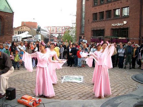 法輪功學員參加奧爾胡斯文化節已有十四年了，圖為二零零三年，法輪功學員在文化週上表演蓮花舞