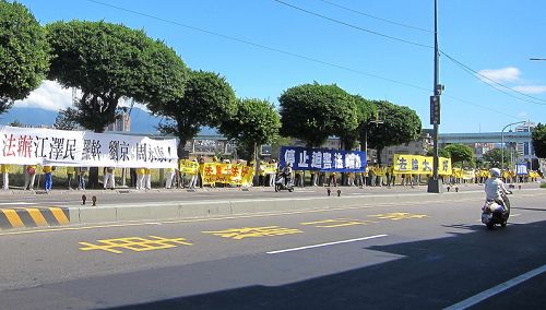 圖1：在大陸參與迫害法輪功的人權惡棍湖南省長杜家毫，二十日訪台行程到新北市三重先嗇宮，台灣法輪功學員一早就拉起大型橫幅表達抗議。