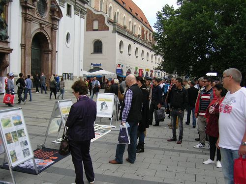 慕尼黑市聖米歇爾教堂前的真相展台