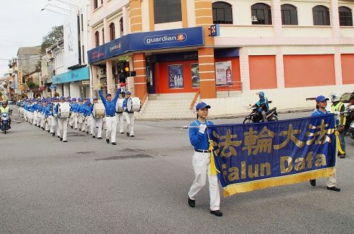 法輪功遊行隊伍參加「和平之旅」盛大遊行環繞整個太平市鎮