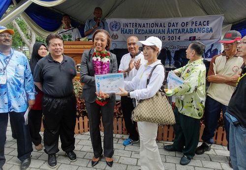 法輪功團體代表接受聯合國駐馬來西亞協調員蜜雪兒頒發的感謝狀