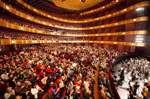 自二零一五年一月九日開始，神韻紐約藝術團再次蒞臨紐約林肯中心大衛寇克劇院，拉開八天十二場演出，在前三天的輝煌演出中，再現票房連續四場爆滿的佳績。
