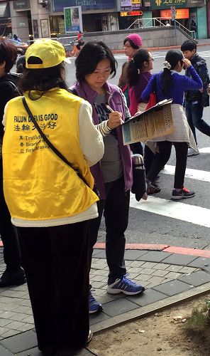 煕來人往的台北市民，停下腳步提筆聯署，紛紛表達對良心正義的支持