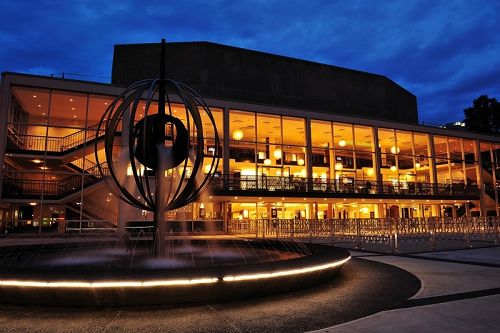 二零一五年一月十六日至十八日，神韻世界藝術團在加拿大溫哥華市中心伊利莎白女皇劇院（Queen