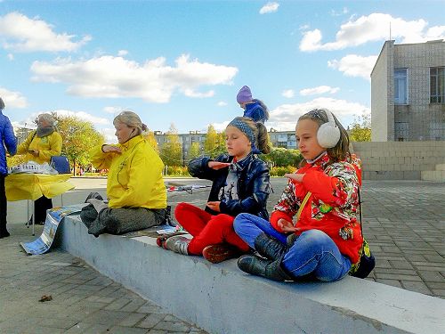 圖2：俄羅斯丘多沃市文化宮前，孩子們學煉法輪功