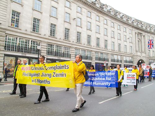 圖4-9：二零一五年十月十日，由天國樂團領軍，法輪功學員在倫敦主要商業街道舉行大規模遊行，廣傳真相