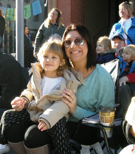 基奇納市民Jessica女士和兩歲半的女兒