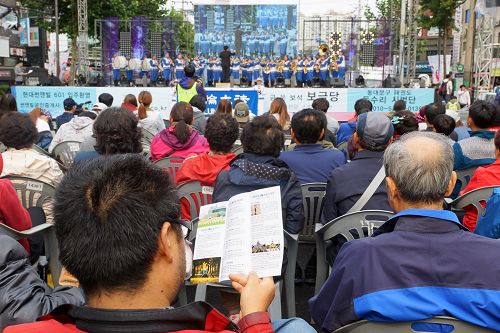 圖1-3：開幕式舞台上，天國樂團率先上台演奏樂曲。