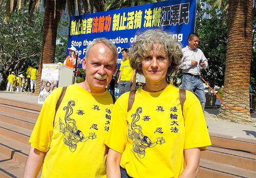 德國法輪功學員Brigit和Ralf，幾年來，他們幾乎每個週末到著名的科隆大教堂前，為中國人講清法輪功被迫害的真相。