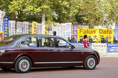 圖5：二零一五年十月二十日，在林蔭路（The Mall）上，英國女王伊麗莎白二世和愛丁堡公爵的車路過法輪功真相橫幅