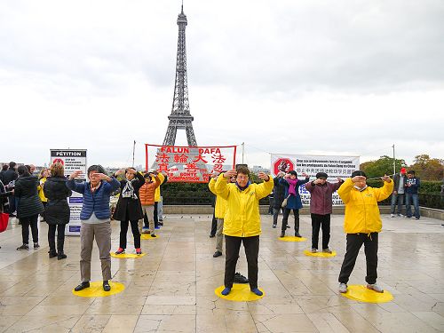 圖1：法輪功學員在巴黎艾菲爾鐵塔下的人權廣場上演示功法