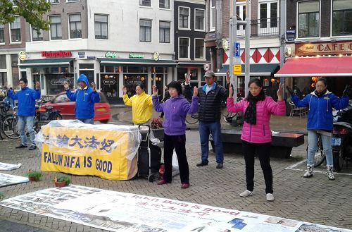 圖：法輪功學員在阿姆斯特丹唐人街舉辦講真相活動，演示功法