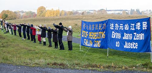 圖1：瑞典學員在中使館前和平抗議，呼籲法辦元凶江澤民。
