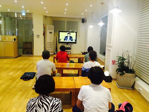 圖1：韓國首爾天梯書店舉辦首屆漢語九天班。學員正在認真看講法錄像