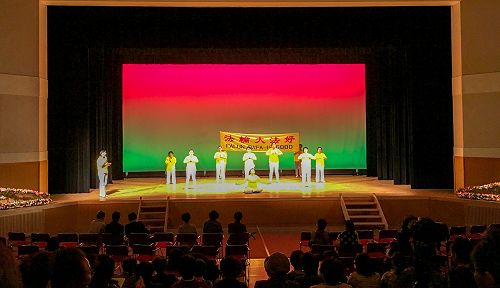 圖1：法輪功學員在飯島町文化節舞台上演示法輪功功法，並有學員在一旁解說。