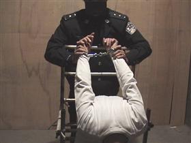 中共酷刑示意圖：鐵椅子