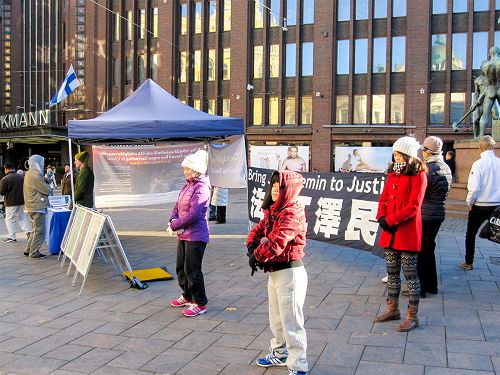 圖1：芬蘭學員在市中心廣場傳播法輪功真相