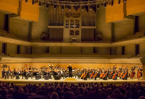 圖：2015年10月03日下午，神韻交響樂團音樂會在多倫多羅伊﹒湯姆森音樂廳（Roy Thomson Hall）演出爆滿，最後一票難求。