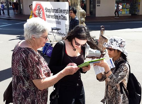 圖11：安女士(左)和女兒艾瑪（Ann and Emma VcVie）在簽名支持法輪功反迫害