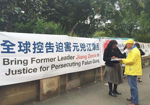 了解真相的悉尼民眾正在「制止中共活摘法輪功學員器官和聲援中國民眾控告迫害法輪功的元凶江澤民的簽名表」上簽名。