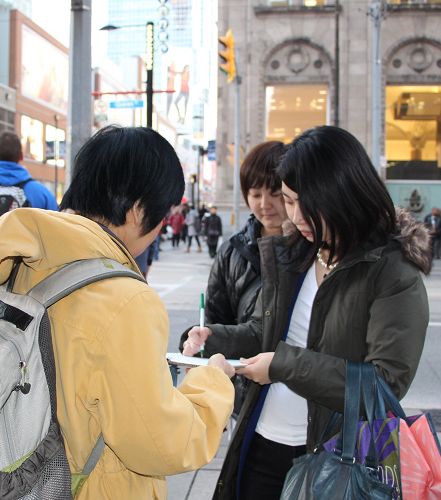 兩位日本女士Nao和Ascao直接找到法輪功學員說：「我們要簽名。」