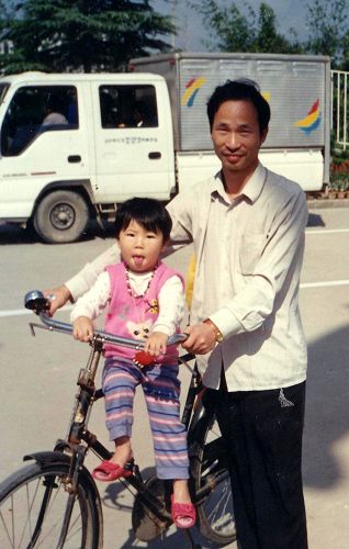 陳希小時候和爸爸陳勇波的合影。