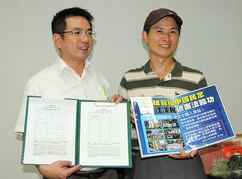 圖：宜蘭市長江聰淵（左）聯署舉報迫害元凶，聲援訴江大潮