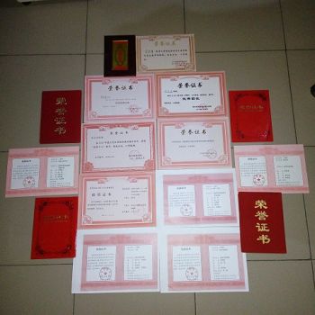 圖1：李宗澤在校期間獲得的榮譽證書