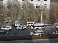 圖5：11月20日崔會芳案在佳木斯市前進區非法庭審時，法院周圍布控的車輛。