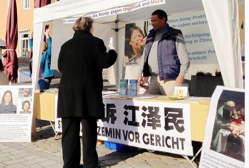 圖1：德國東拜恩州（Ostbayern）法輪功學員在斯萬多夫（Schwandorf）市中心馬克特廣場（Markt Platz）設立真相點，揭露迫害，並徵集舉報迫害法輪功元凶江澤民的簽名。