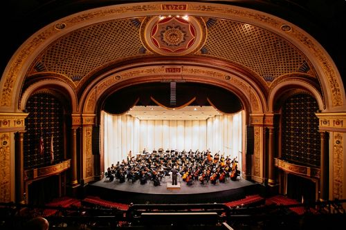 二零一五年十月三十一日晚，滿載盛譽的神韻交響樂團在美國羅德島州普羅維登斯市退伍軍人紀念禮堂（Veterans Memorial Auditorium）上演「2015北美巡迴」最後一場音樂會。演出結束後，全場觀眾起立鼓掌，指揮和演奏家們數度謝幕。