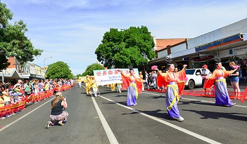 圖1-4：悉尼法輪功學員參加在澳洲紐省楊鎮的全國櫻桃節遊行，傳播大法的美好，受到民眾的歡迎。