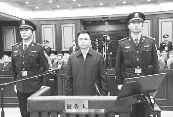 圖：2015年12月25日，萬慶良在庭審現場（網絡圖片）