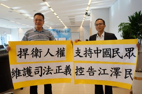 圖1，提案人之一市議員陳成添（左）表示，強烈譴責中共迫害法輪功及活摘法輪功學員器官。
