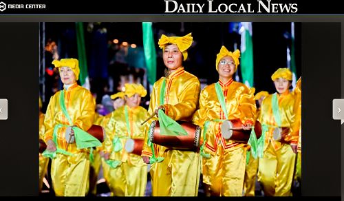 圖4：當地報紙「Daily Local News」對西切斯特聖誕遊行進行了報導，並在網站上發表了法輪功學員腰鼓隊的照片。