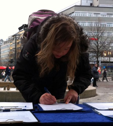 挪威女孩在國家劇院前的真相點簽名