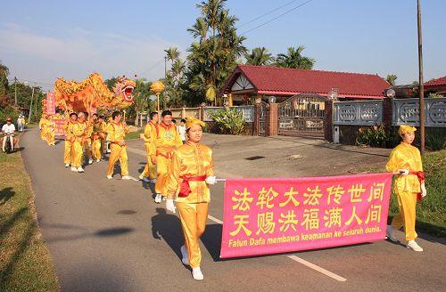 大年初四上午，法輪功學員來到雪蘭莪州雙文丹新村舉行了第二場新年遊行。