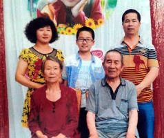 劉貴生與父母、妻子、兒子的合影