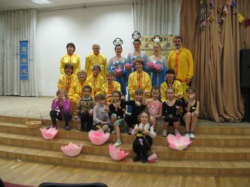 法輪功學員向在校師生表演傳統舞蹈