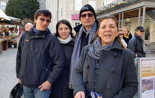 意大利遊客PAOLA 女士和他的家人對法輪功學員說，我們反對中共