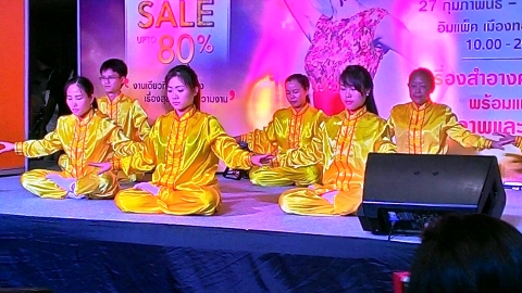 泰國健康與美容展上，法輪功學員在展台上演示功法