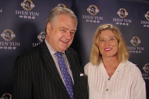 公司總裁Keith Suter博士和Jane Suter女士在悉尼帝苑劇院觀賞了神韻演出。