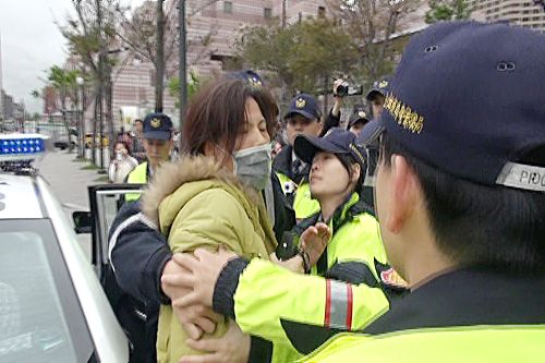 圖1：台北市警局信義分局三月六日下午逮捕三名愛國同心會成員：張秀葉（左，戴口罩者）、高淑梅及遇港生。