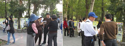 中國大陸遊客聆聽法輪功學員講真相。