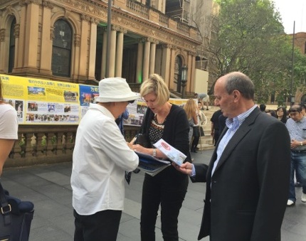 悉尼市政廳前，遊客和市民關注並譴責中共活摘法輪功學員器官