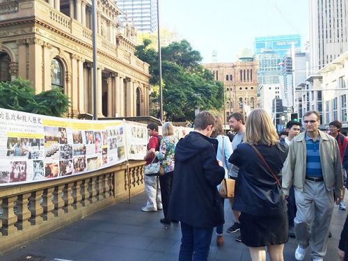 悉尼市政廳前，遊客和市民關注並譴責中共活摘法輪功學員器官